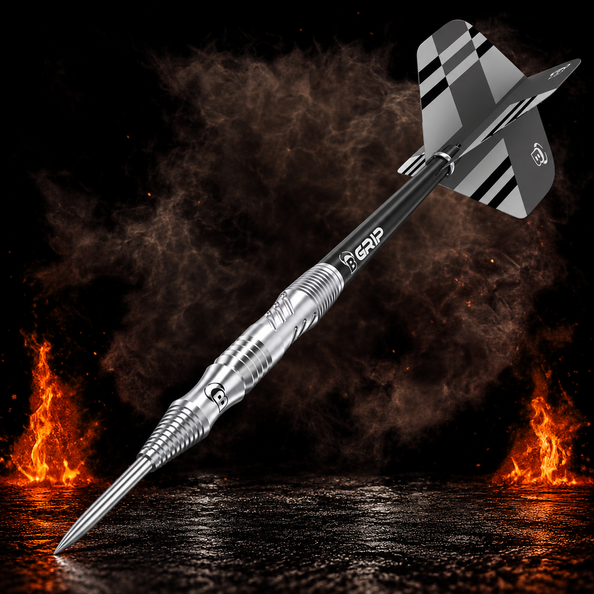 BULL'S Tac T1 Steeldart 90% vor dunklem Rauchhintergrund mit dezenten orangefarbenen Flammen