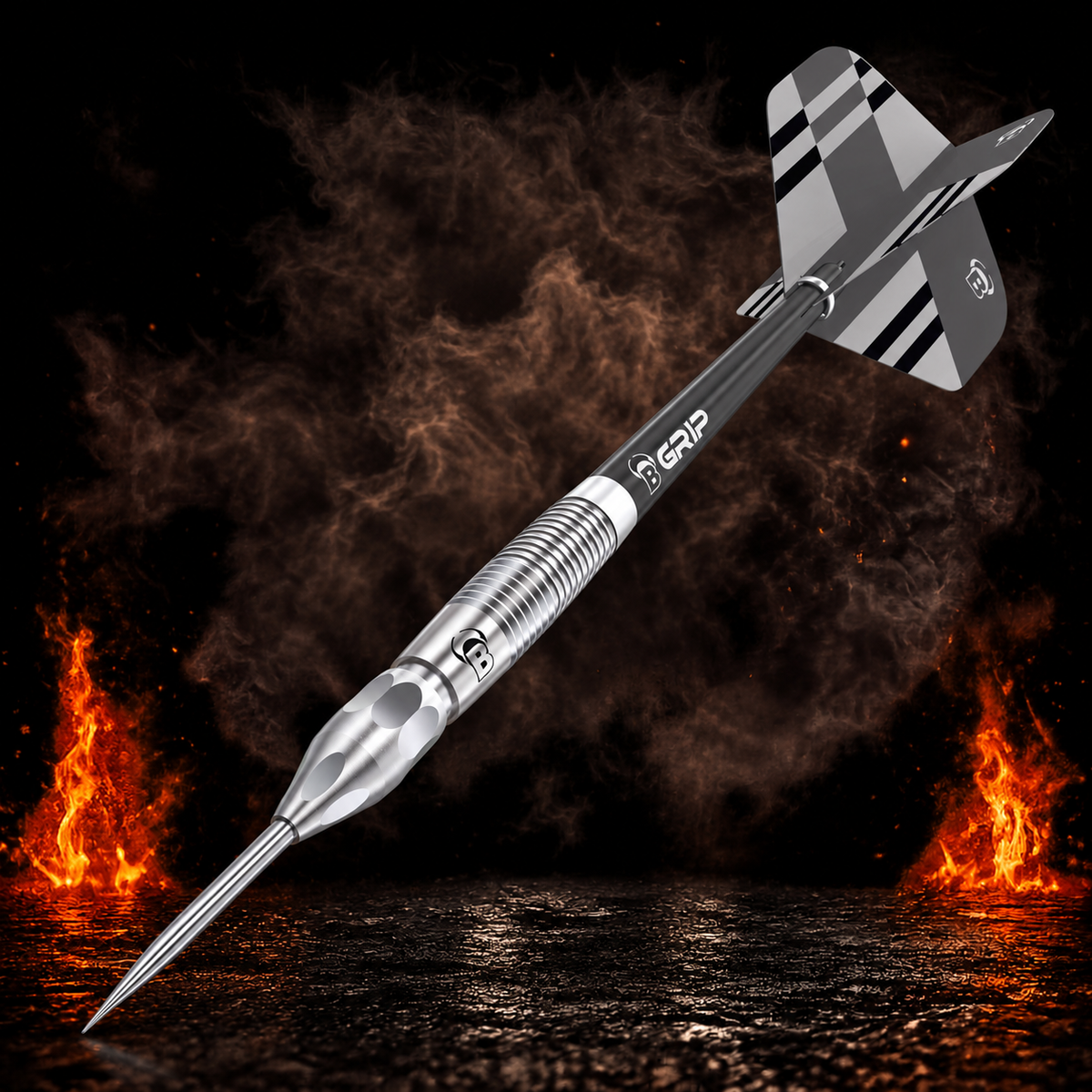 BULL'S Tac T2 Steeldart 90% vor dunklem Rauchhintergrund mit dezenten orangefarbenen Flammen