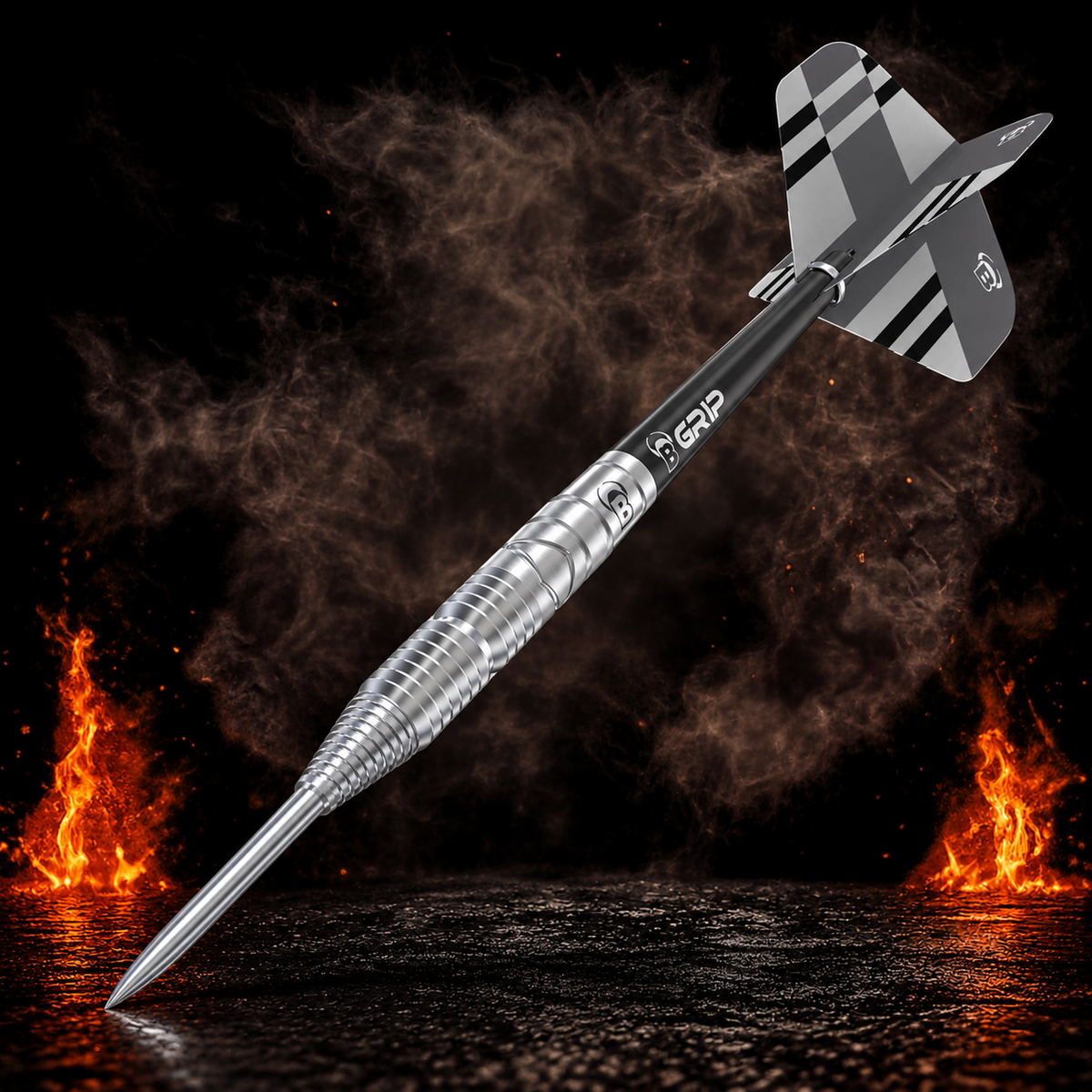 BULL'S Tac T3 Steeldart 90% vor dunklem Rauchhintergrund mit dezenten orangefarbenen Flammen