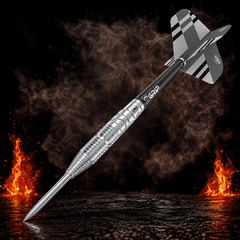 BULL'S Tac T3 Steeldart 90% vor dunklem Rauchhintergrund mit dezenten orangefarbenen Flammen