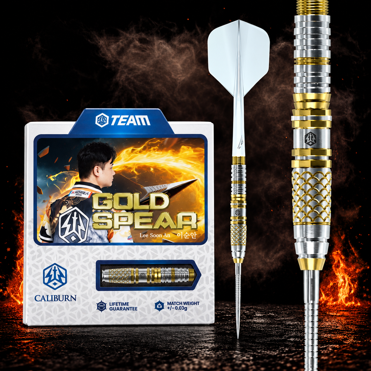 Caliburn Players Darts - 90% Tungsten - Gold Spear - 23g – Verpackung, senkrechter Dart und Barrel-Detail vor dunklem Rauchhintergrund