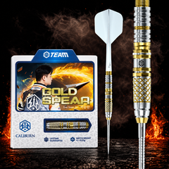 Caliburn Players Darts - 90% Tungsten - Gold Spear - 23g – Verpackung, senkrechter Dart und Barrel-Detail vor dunklem Rauchhintergrund