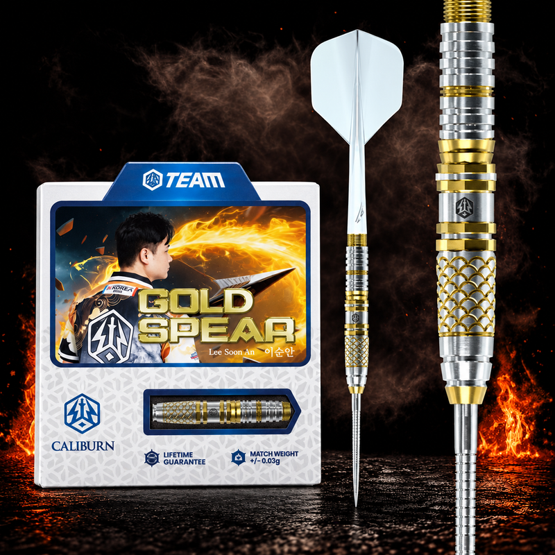 Caliburn Players Darts - 90% Tungsten - Gold Spear - 23g – Verpackung, senkrechter Dart und Barrel-Detail vor dunklem Rauchhintergrund