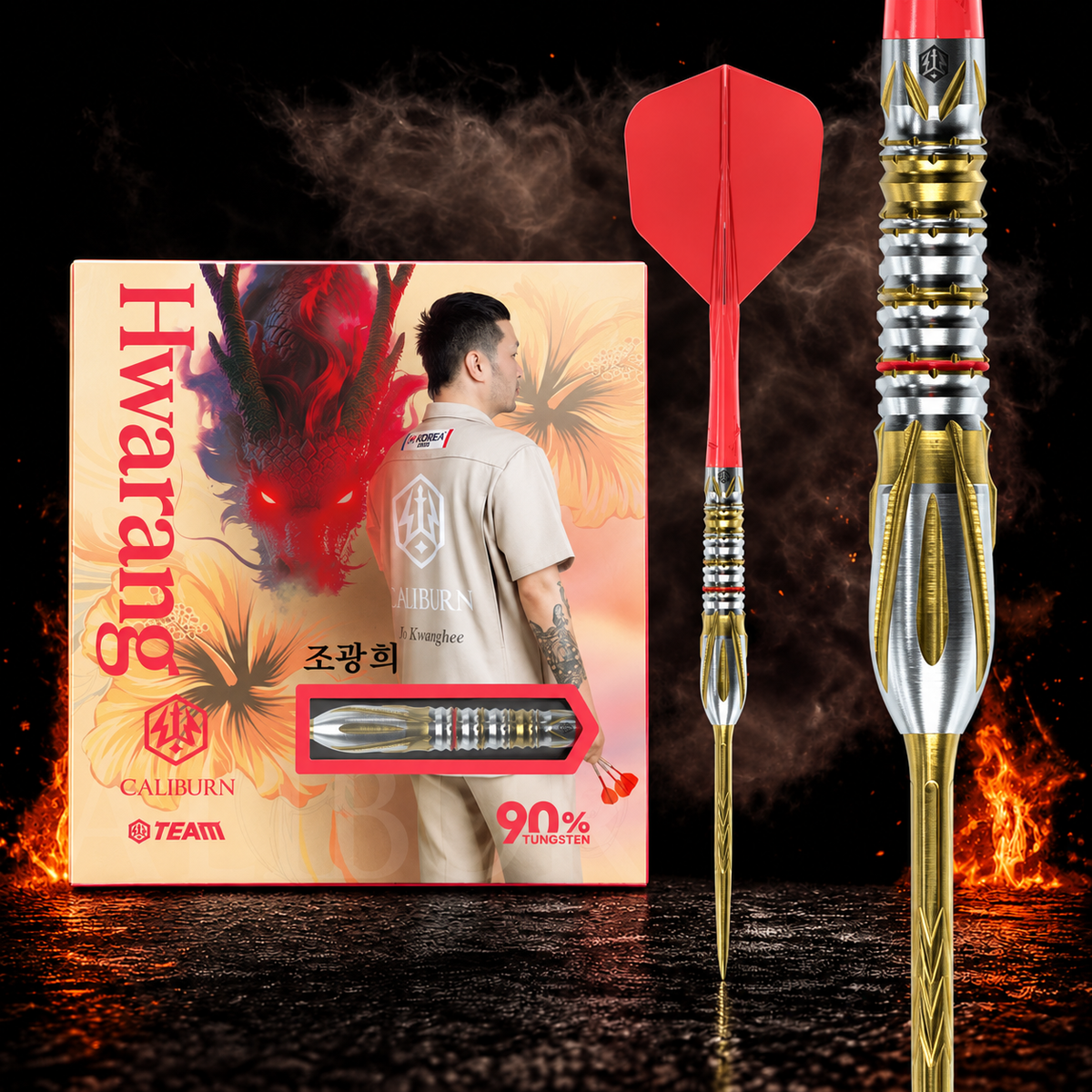 Caliburn Players Darts - 90% Tungsten - Hwarang – Verpackung, senkrechter Dart und Barrel-Detail vor dunklem Rauchhintergrund