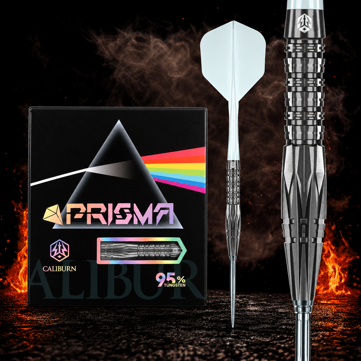 Caliburn Prisma Darts 95% Tungsten - P1 – Verpackung, senkrechter Dart und Barrel-Detail vor dunklem Rauchhintergrund