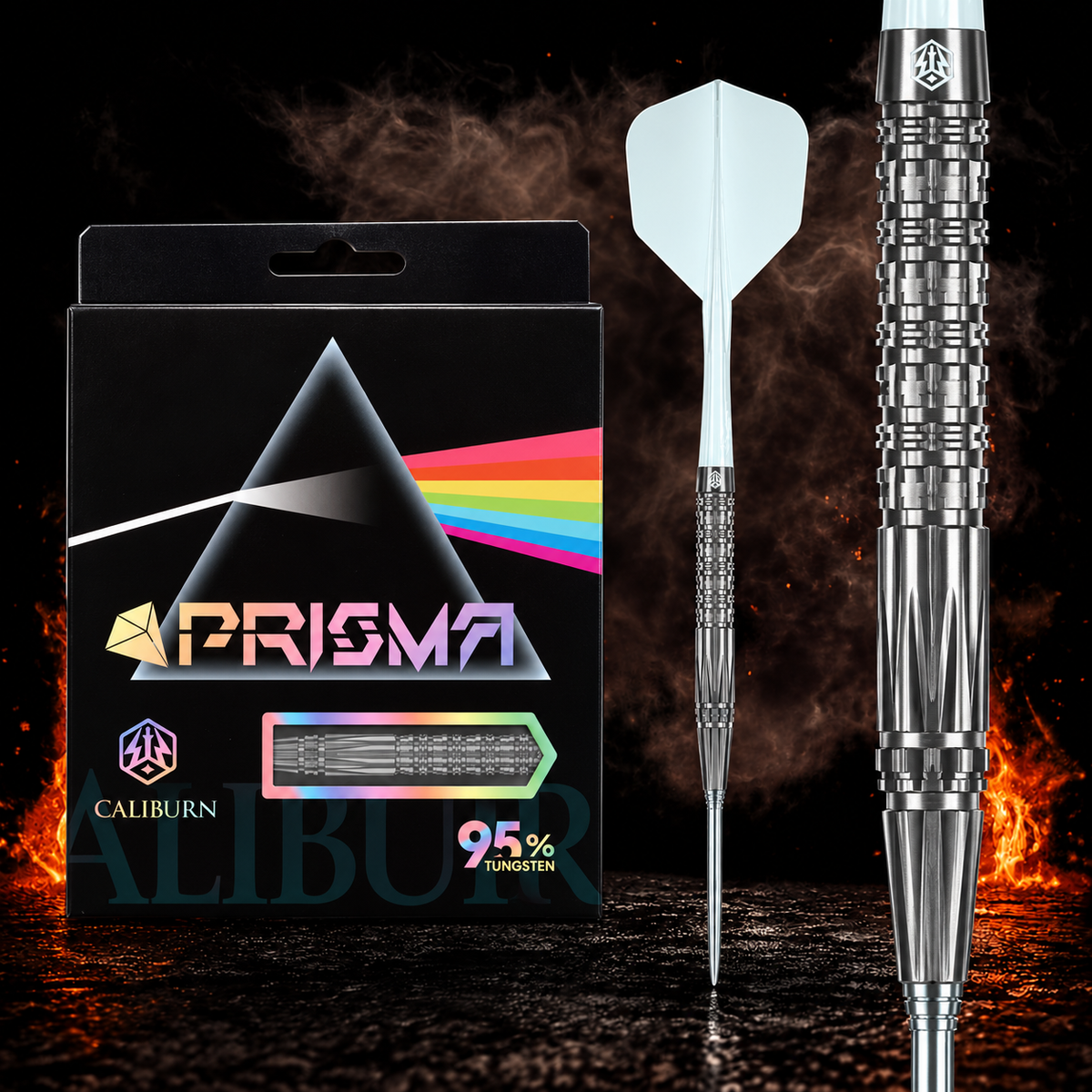 Caliburn Prisma Darts 95% Tungsten - P2 – Verpackung, senkrechter Dart und Barrel-Detail vor dunklem Rauchhintergrund