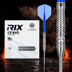 Caliburn Rix Darts - 90% Tungsten - R2 – Verpackung, senkrechter Dart und Barrel-Detail vor dunklem Rauchhintergrund