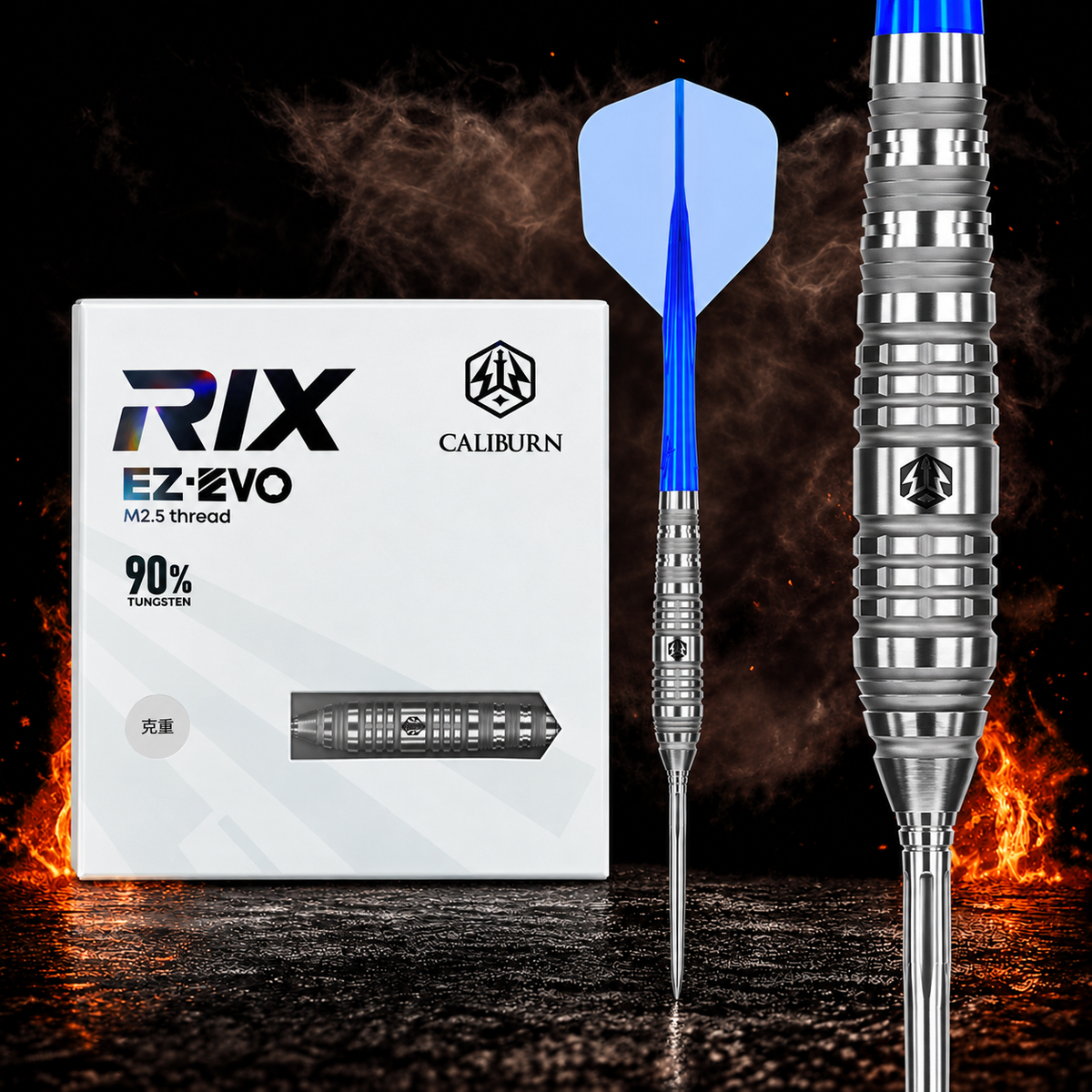 Caliburn Rix Darts - 90% Tungsten - R3 – Verpackung, senkrechter Dart und Barrel-Detail vor dunklem Rauchhintergrund