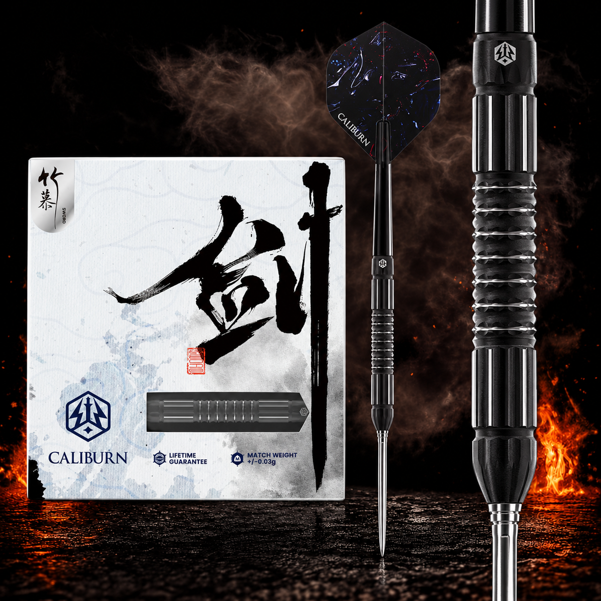 Caliburn Sword Darts 95% Tungsten - S2 – Verpackung, senkrechter Dart und Barrel-Detail vor dunklem Rauchhintergrund