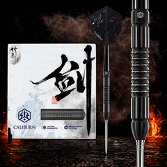 Caliburn Sword Darts 95% Tungsten - S2 – Verpackung, senkrechter Dart und Barrel-Detail vor dunklem Rauchhintergrund