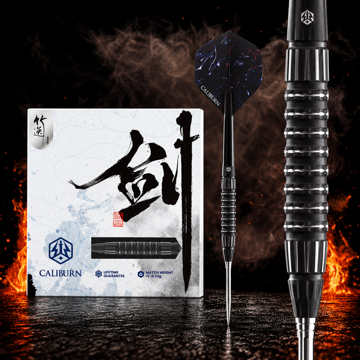Caliburn Sword Darts 95% Tungsten - S3 – Verpackung, senkrechter Dart und Barrel-Detail vor dunklem Rauchhintergrund