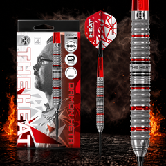 Harrows Damon Heta Series 4 Quick Point Steeldart 90% – Verpackung, senkrechter Dart und Barrel-Detail vor dunklem Rauchhintergrund