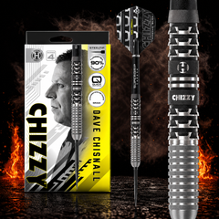 Harrows Dave Chisnall Series 4 Quick Point Steeldart 90% – Verpackung, senkrechter Dart und Barrel-Detail vor dunklem Rauchhintergrund