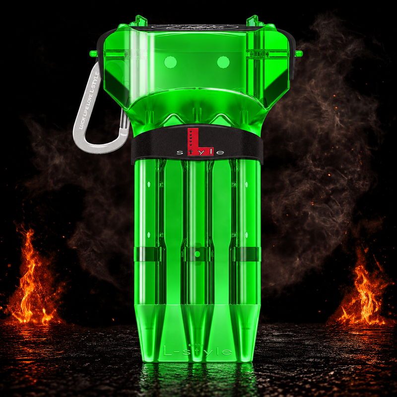 L-Style Krystal One Dart Case vor dunklem Rauchhintergrund mit dezenten orangefarbenen Flammen
