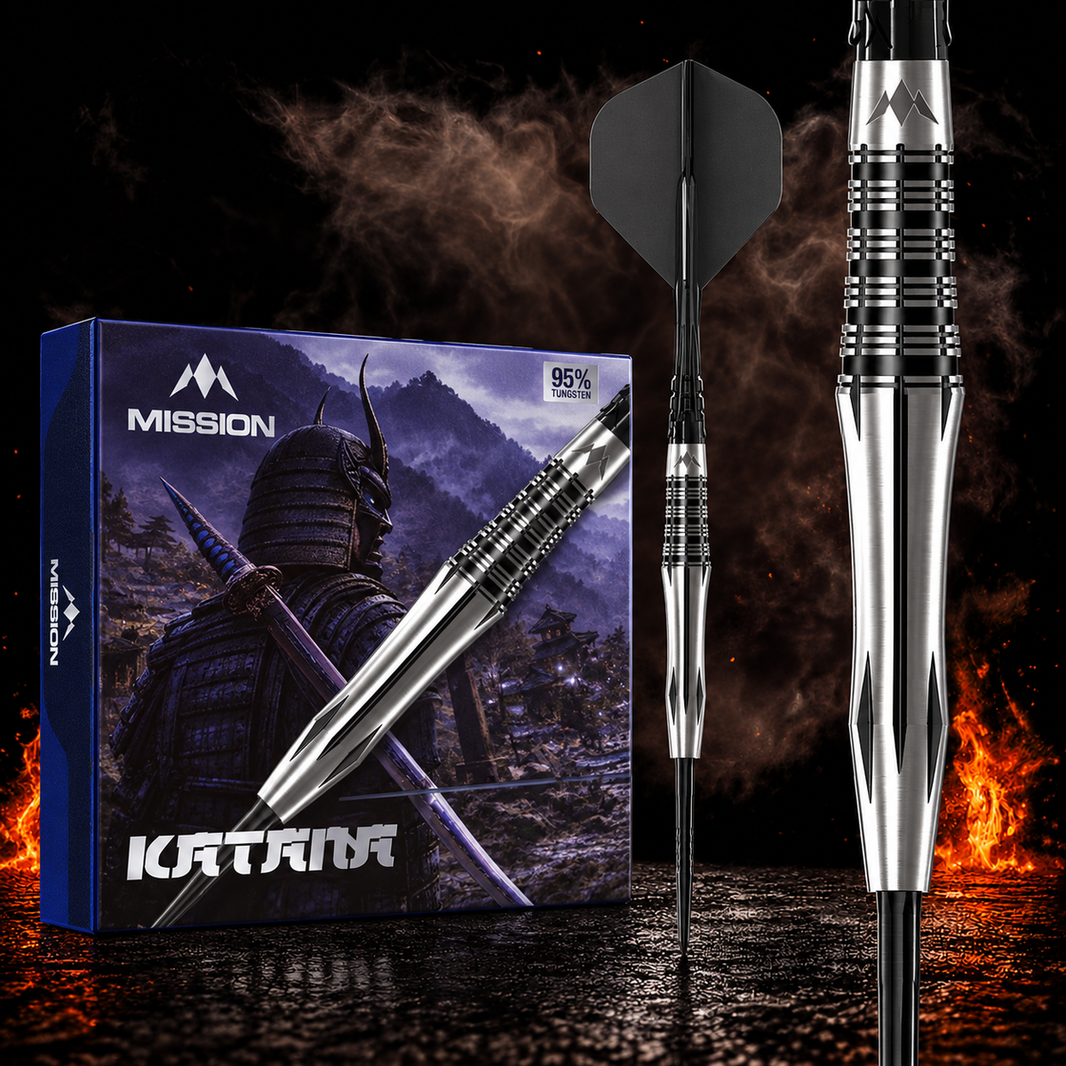 Mission Katana Darts Steel Tip - 95% Tungsten – Verpackung, senkrechter Dart und Barrel-Detail vor dunklem Rauchhintergrund
