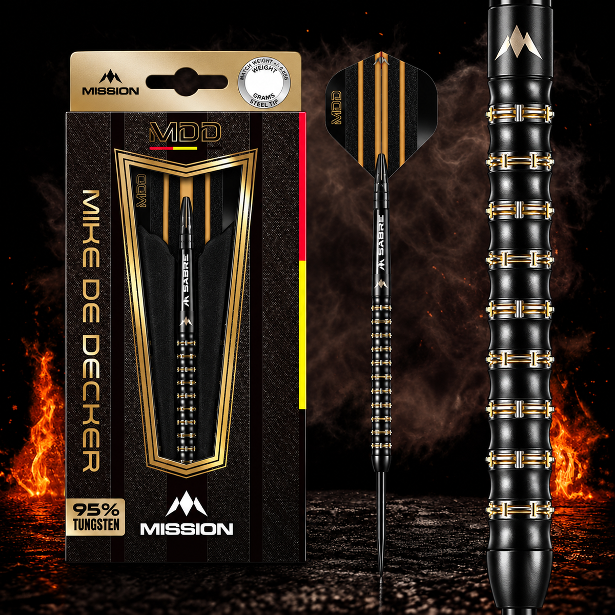 Mission Mike de Decker Darts Steel Tip - 95% Tungsten - Black & Gold PVD – Verpackung, senkrechter Dart und Barrel-Detail vor dunklem Rauchhintergrund