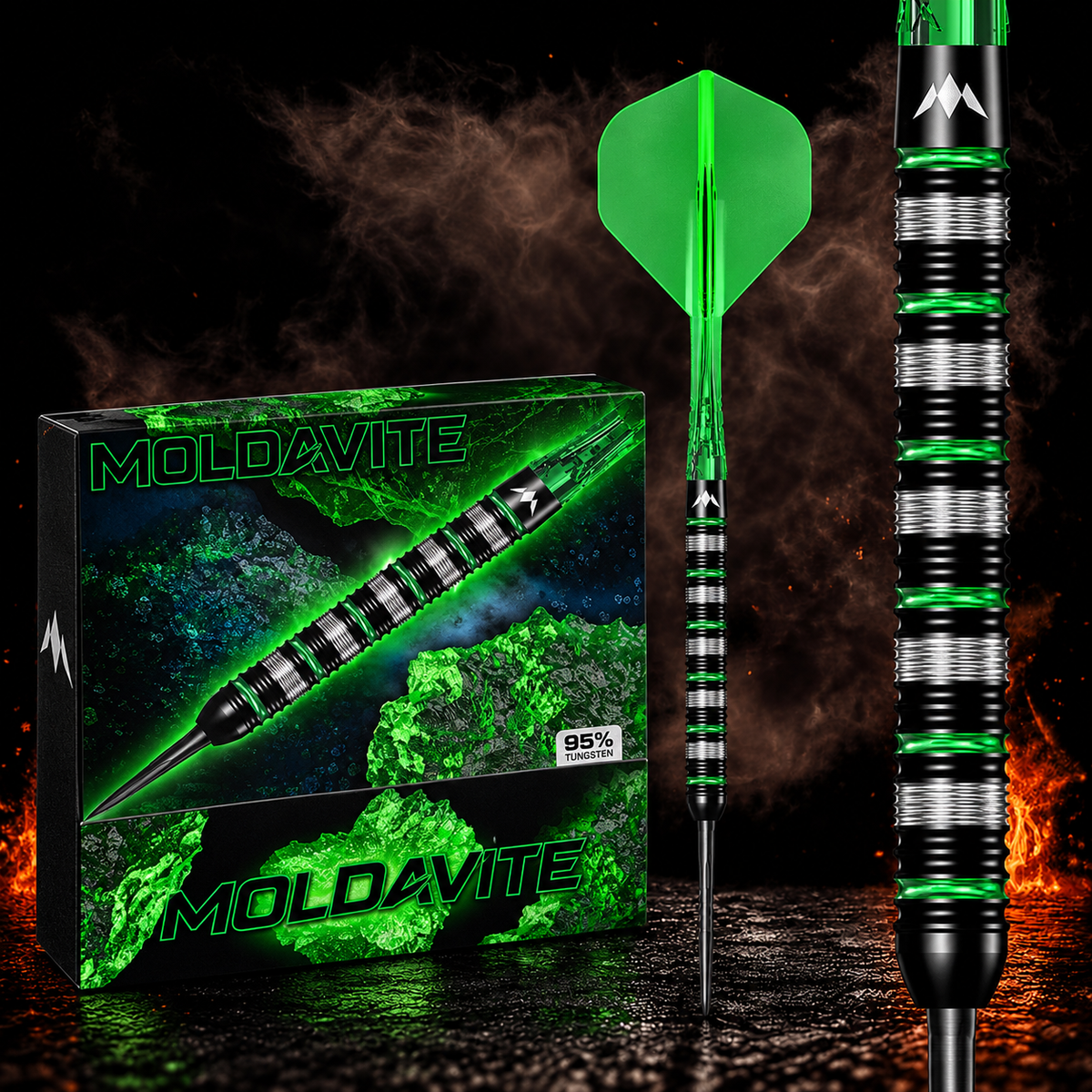 Mission Moldavite Darts Steel Tip - 95% Tungsten - Black & Green – Verpackung, senkrechter Dart und Barrel-Detail vor dunklem Rauchhintergrund