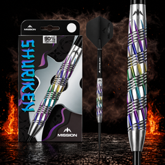 Mission Shuriken Darts Steel Tip - 90% Tungsten – Verpackung, senkrechter Dart und Barrel-Detail vor dunklem Rauchhintergrund
