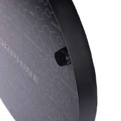 Detailaufnahme des Precise180 Endorphine Dartboards mit feiner Sisalstruktur
