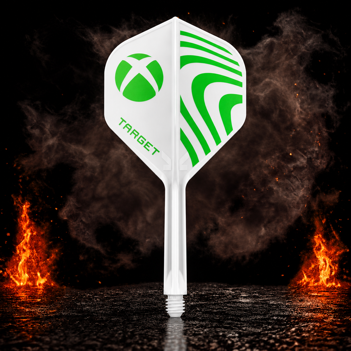 Target K-Flex Xbox Standard No.2 Flight Shaft System vor dunklem Rauchhintergrund mit dezenten orangefarbenen Flammen