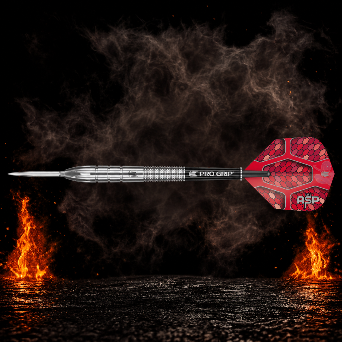 Target Nathan Aspinall G1 Swiss Point Steeldart 90% vor dunklem Rauchhintergrund mit dezenten orangefarbenen Flammen