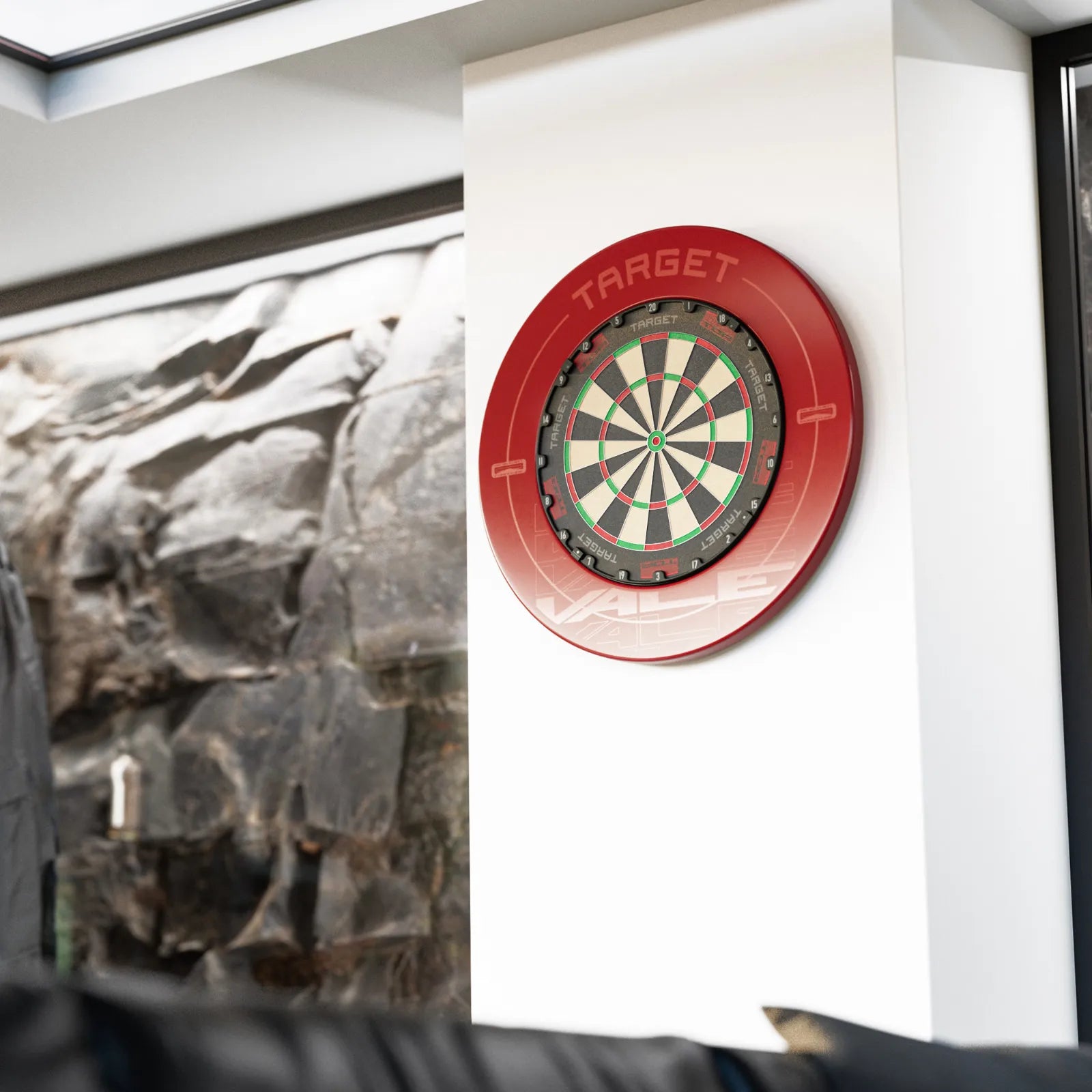 Wandmontage der professionellen Target TOR Dartscheibe für ambitionierte Dartspieler