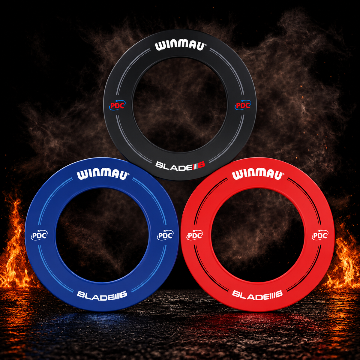 Winmau PDC Blade 6 Dartboard Surround vor dunklem Rauchhintergrund mit dezenten orangefarbenen Flammen