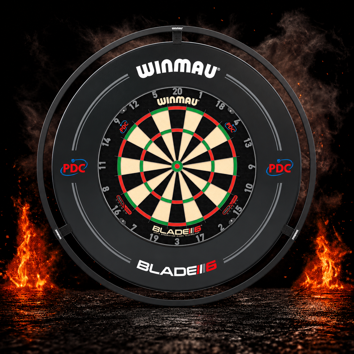 Winmau Plasma Dartboardlight vor dunklem Rauchhintergrund mit dezenten orangefarbenen Flammen