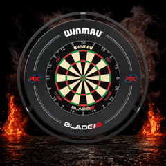 Winmau Plasma Dartboardlight vor dunklem Rauchhintergrund mit dezenten orangefarbenen Flammen